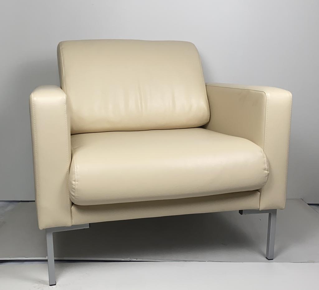 Кресло бежевое кожаное