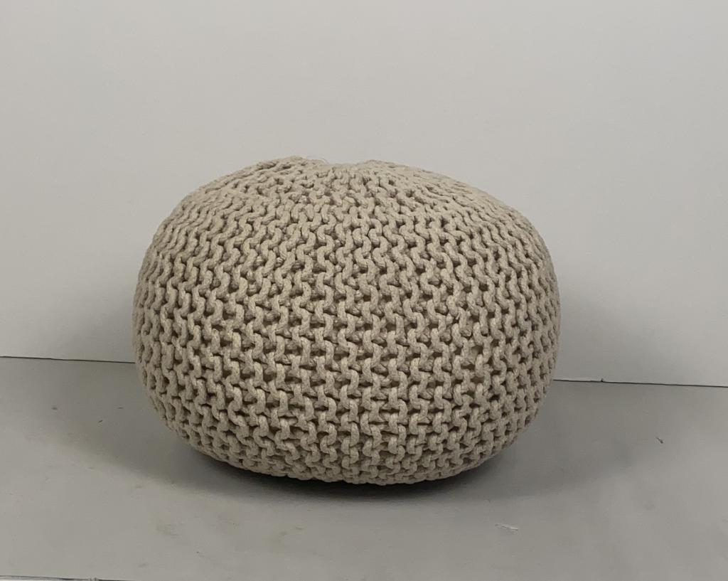 Пуф вязанный бежевый