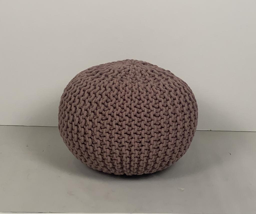 Пуф вязанный розовый
