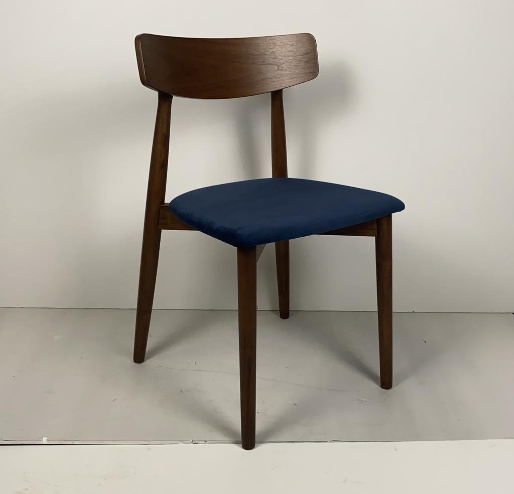 Стул деревянный с синей обивкой