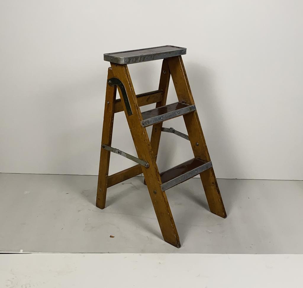 Лестница библиотечная