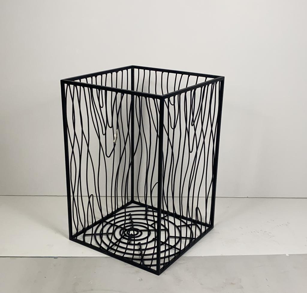 Столик придиванный черный металл