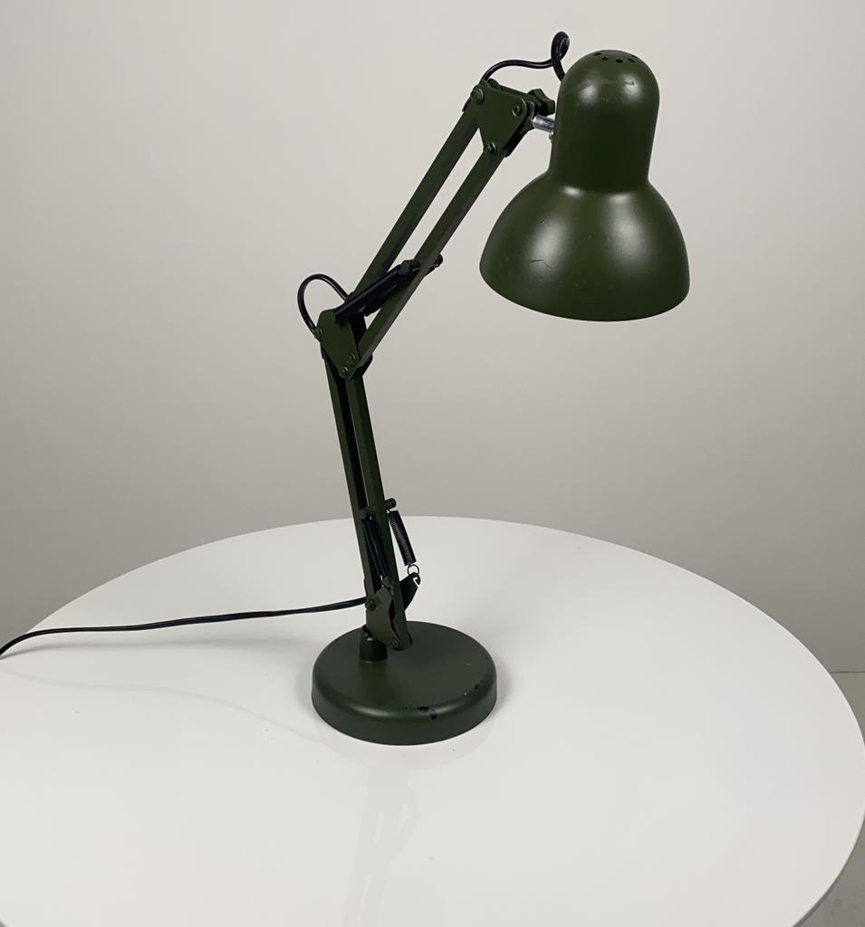 Рабочая лампа зеленая