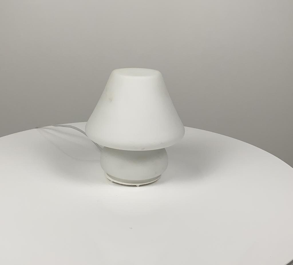 Настольная лампа белая пластиковая