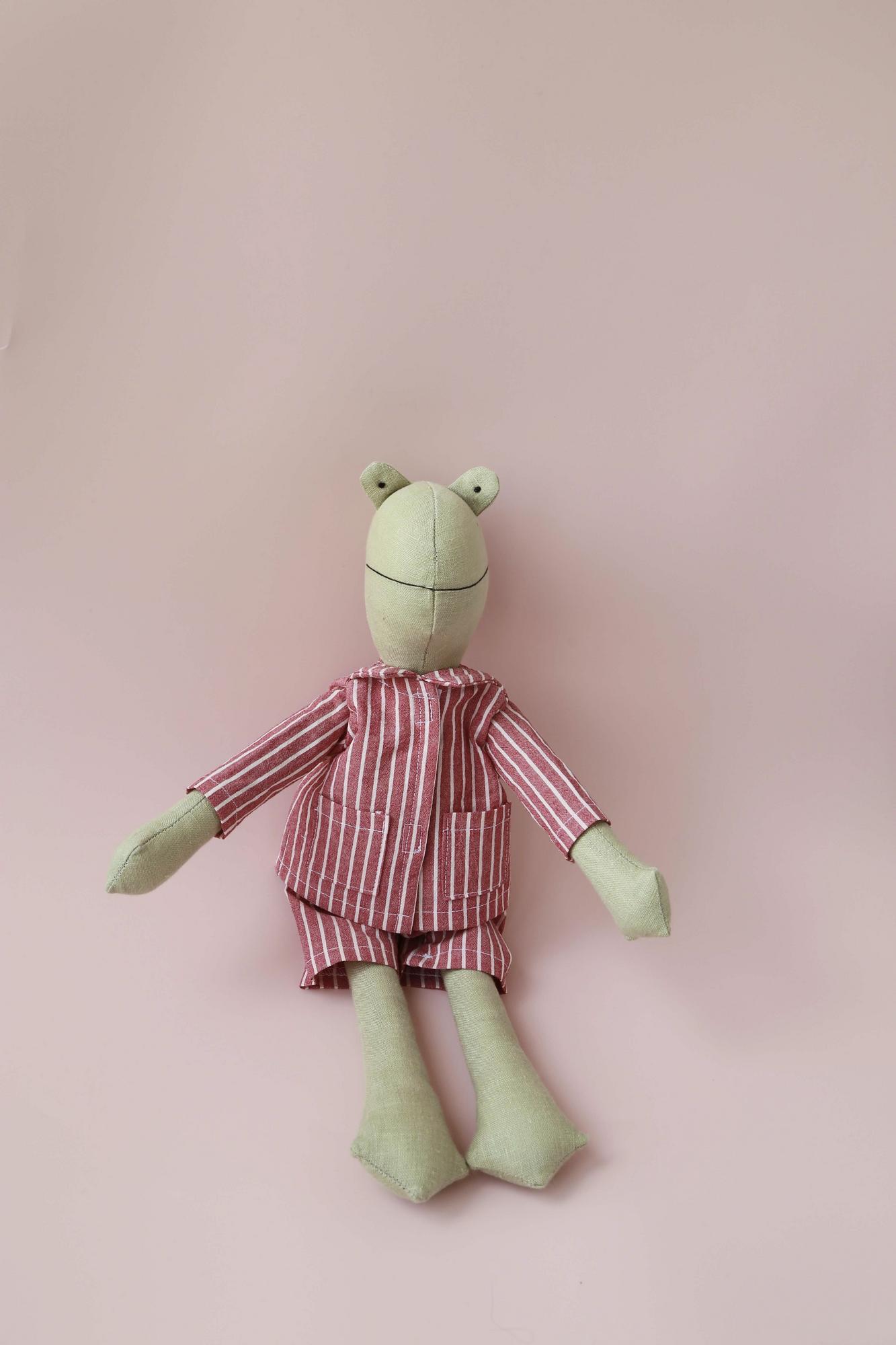 ЛЯГУШОНОК ВОЛОДЯ в полосатой новогодней пижаме