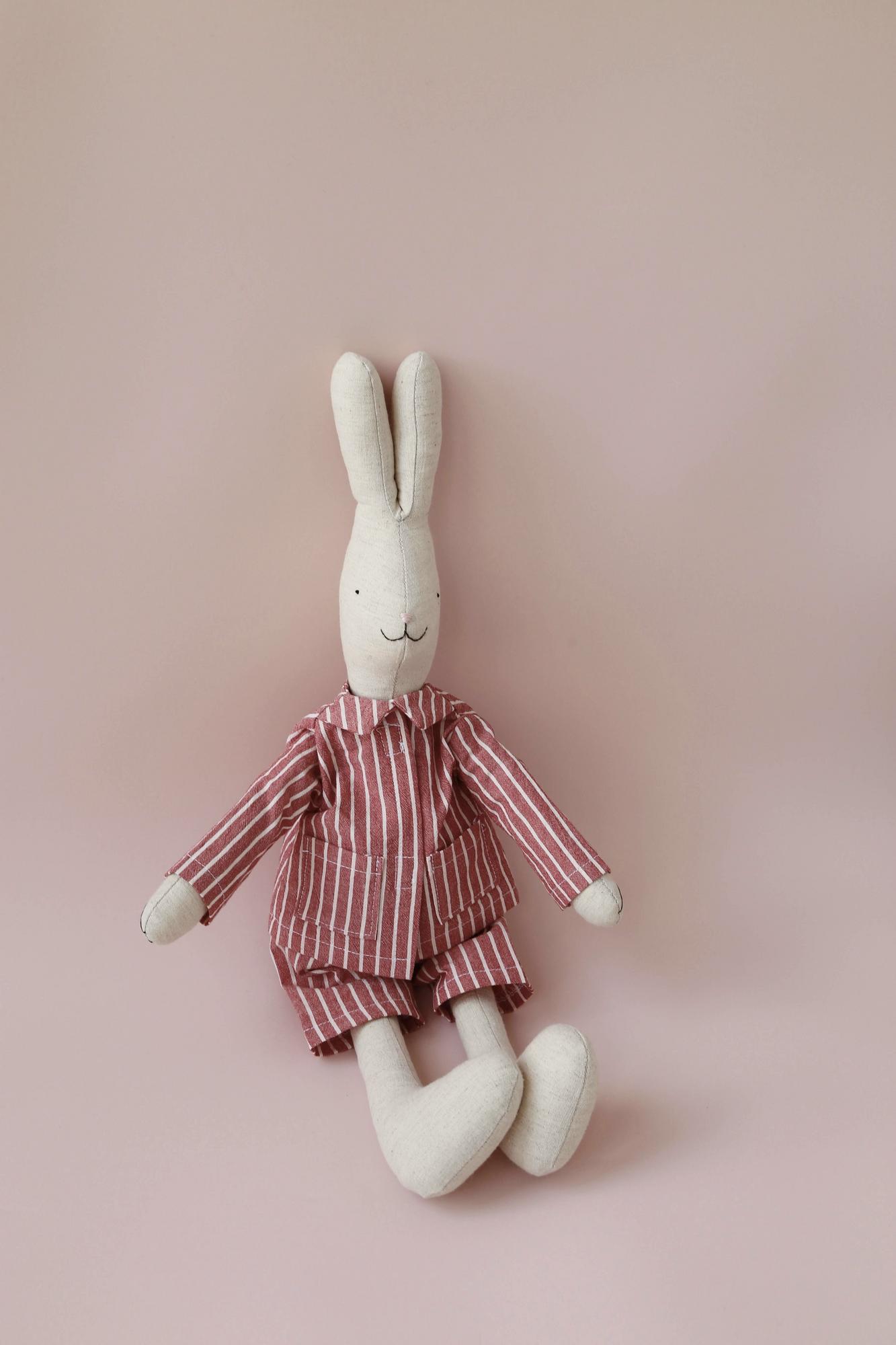 ЗАЯЦ ИННОКЕНТИЙ в новогодней пижаме в полоску