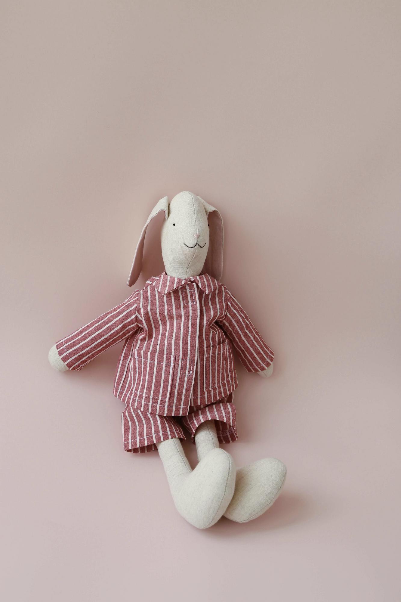 ЗАЯЦ ИППОЛИТ в новогодней пижаме в клетку