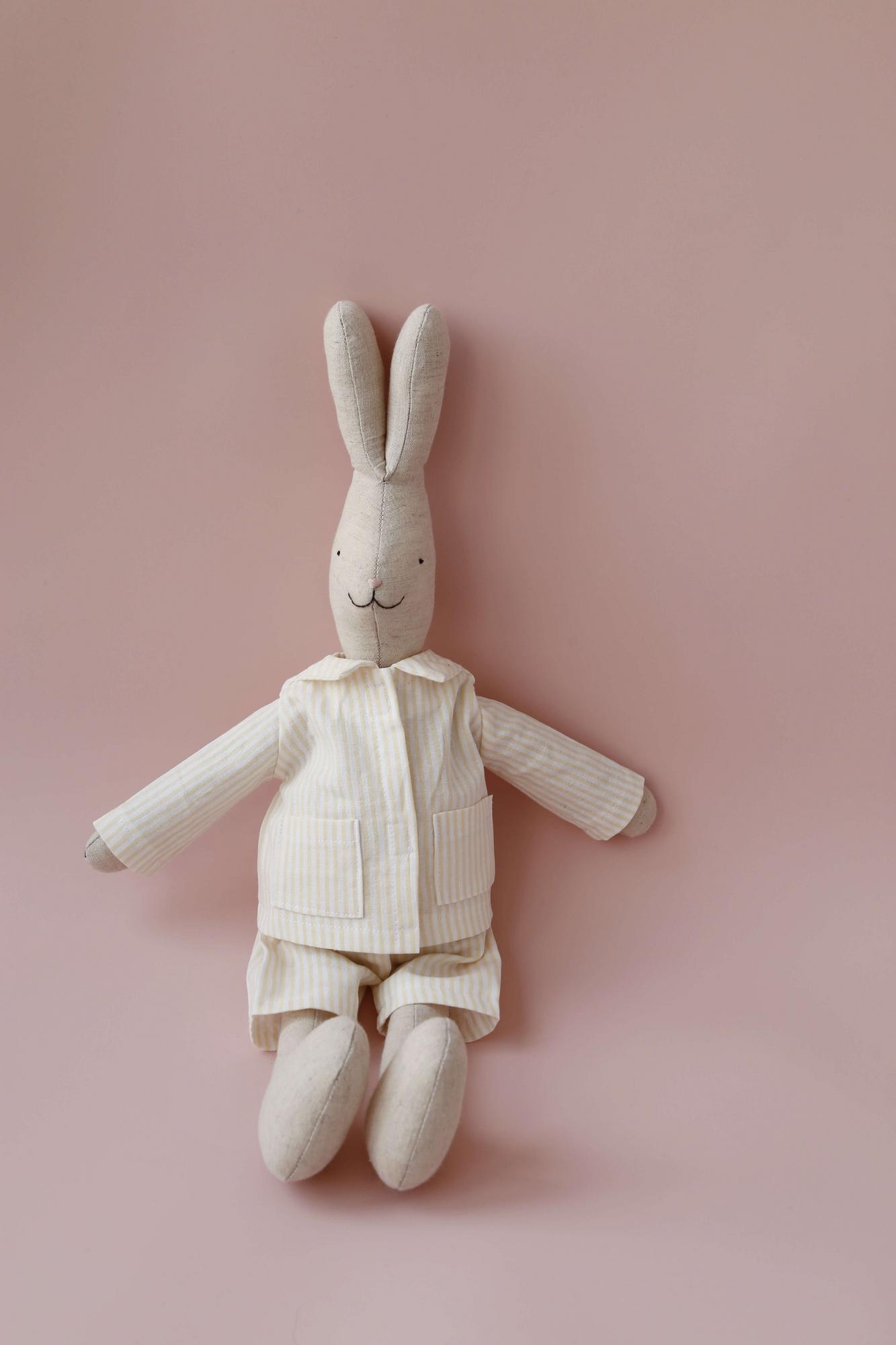 ЗАЯЦ ИННОКЕНТИЙ в желтой пижаме