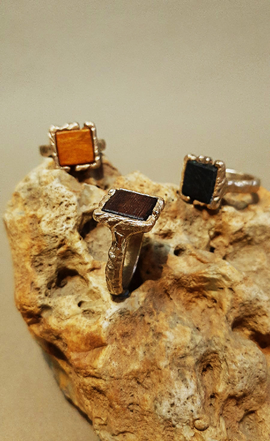 Кольцо с деревянной вставкой