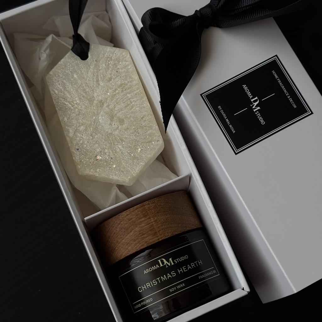 Новогодний подарочный бокс "аромасвеча  100мл Пихта Фрезера + ароматическое саше Хлопок и Ирис"