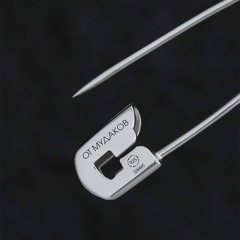 Булавка с гравировкой "От муд*ков"