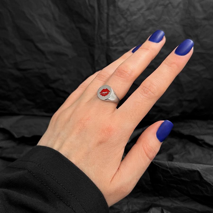 Кольцо печатка с эмодзи "Поцелуй"