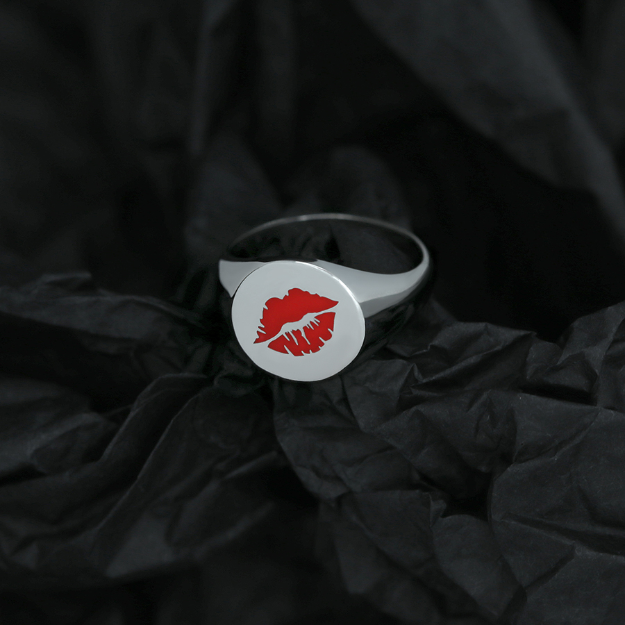 Кольцо печатка с эмодзи "Поцелуй"