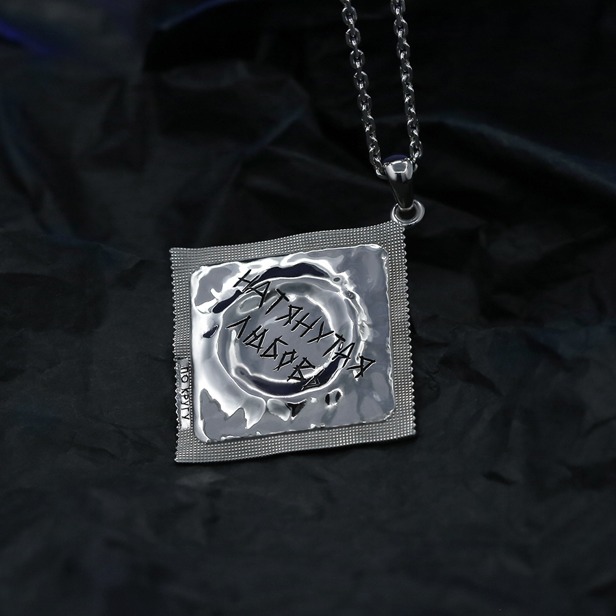 Кулон "Натянутая любовь"