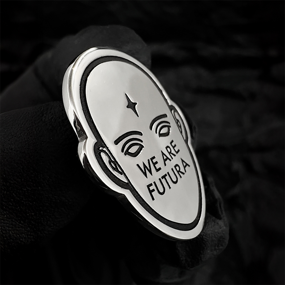Значок в форме головы "We are futura"