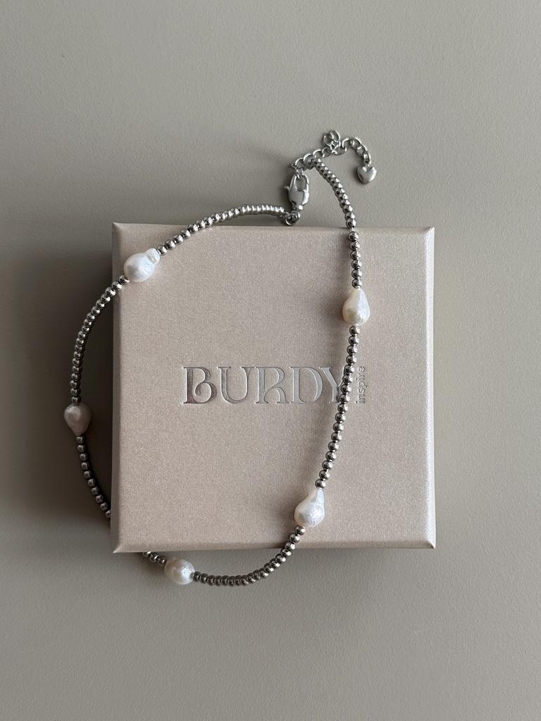 Чокер из серебристых шариков с жемчужинами