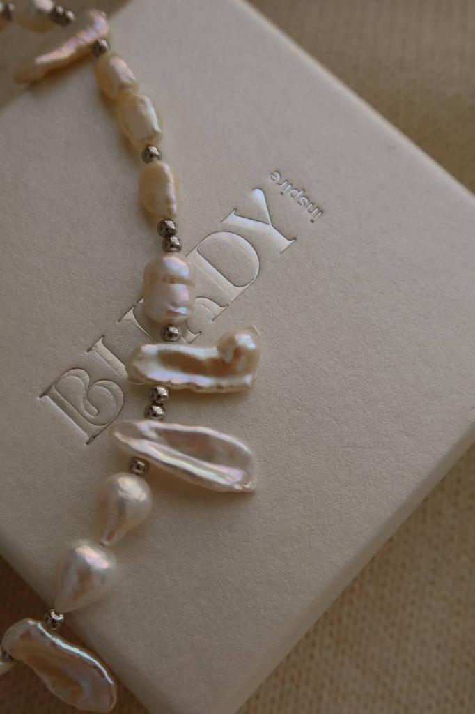 Колье с ассиметричными жемчужинами