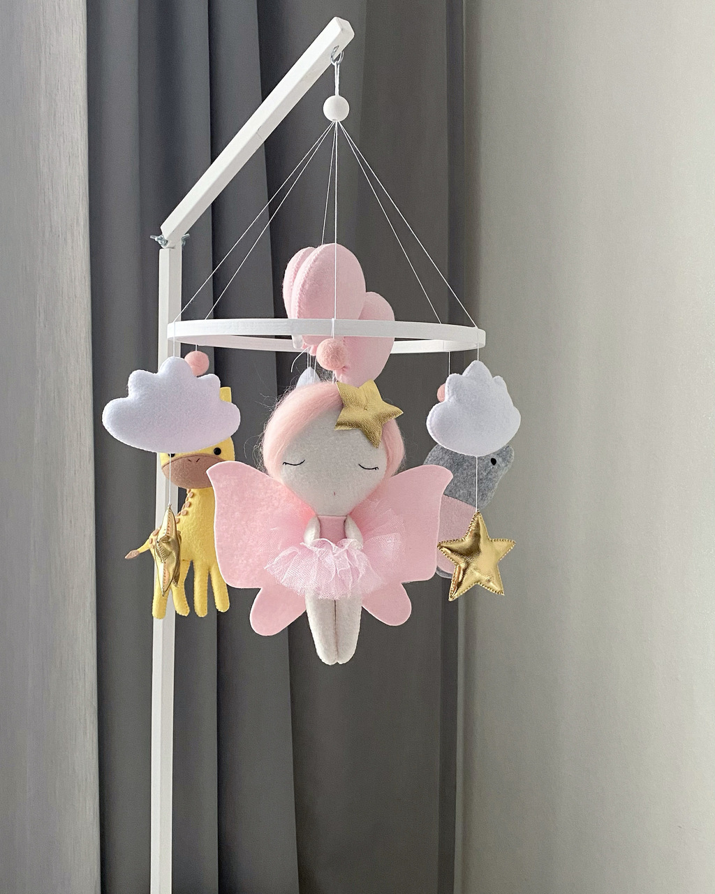 Мобиль с феей, слоником, жирафом и зайкой с шарами.