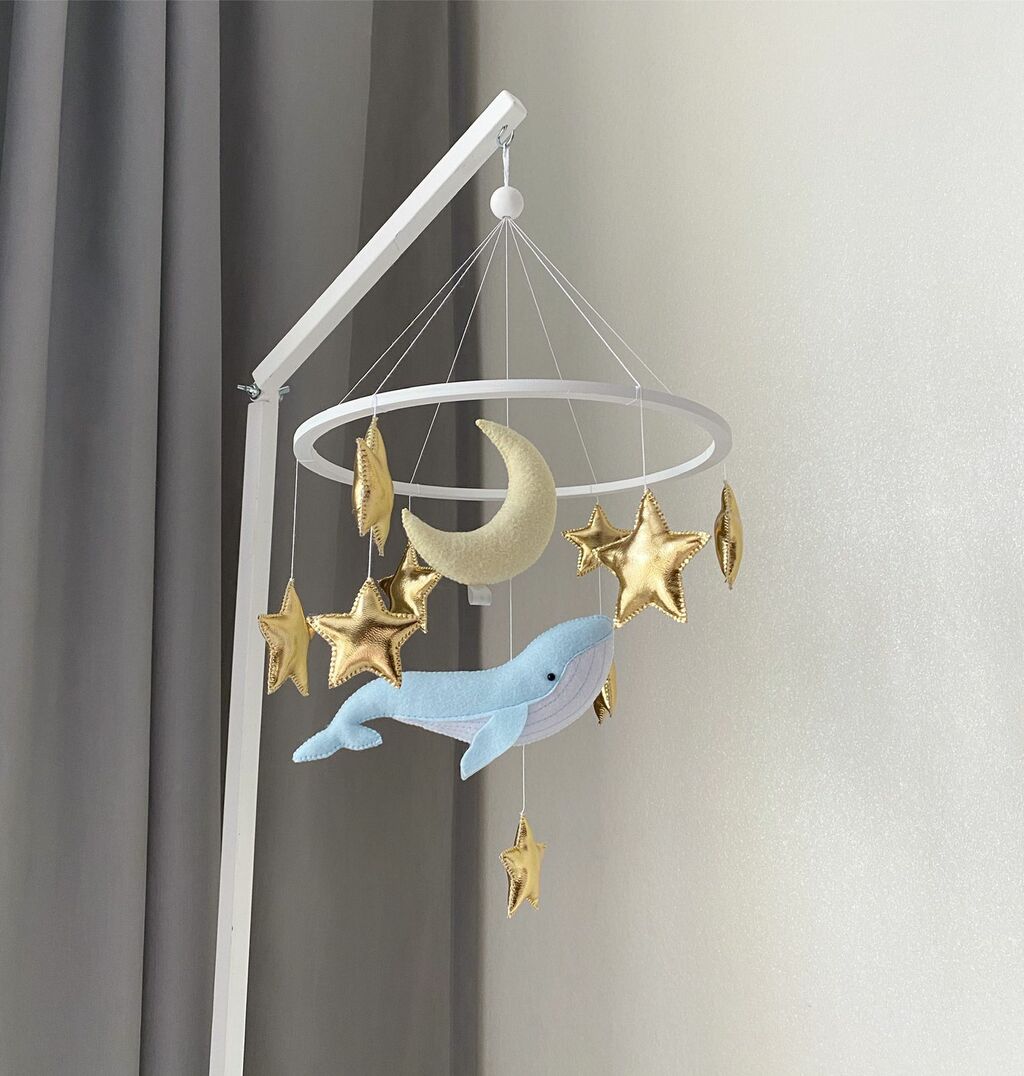 Мобиль с китом, луной и звёздами.