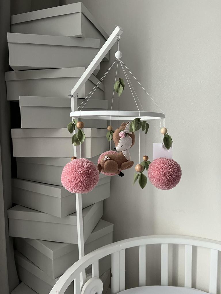 Мобиль с оленёнком и помпонами.