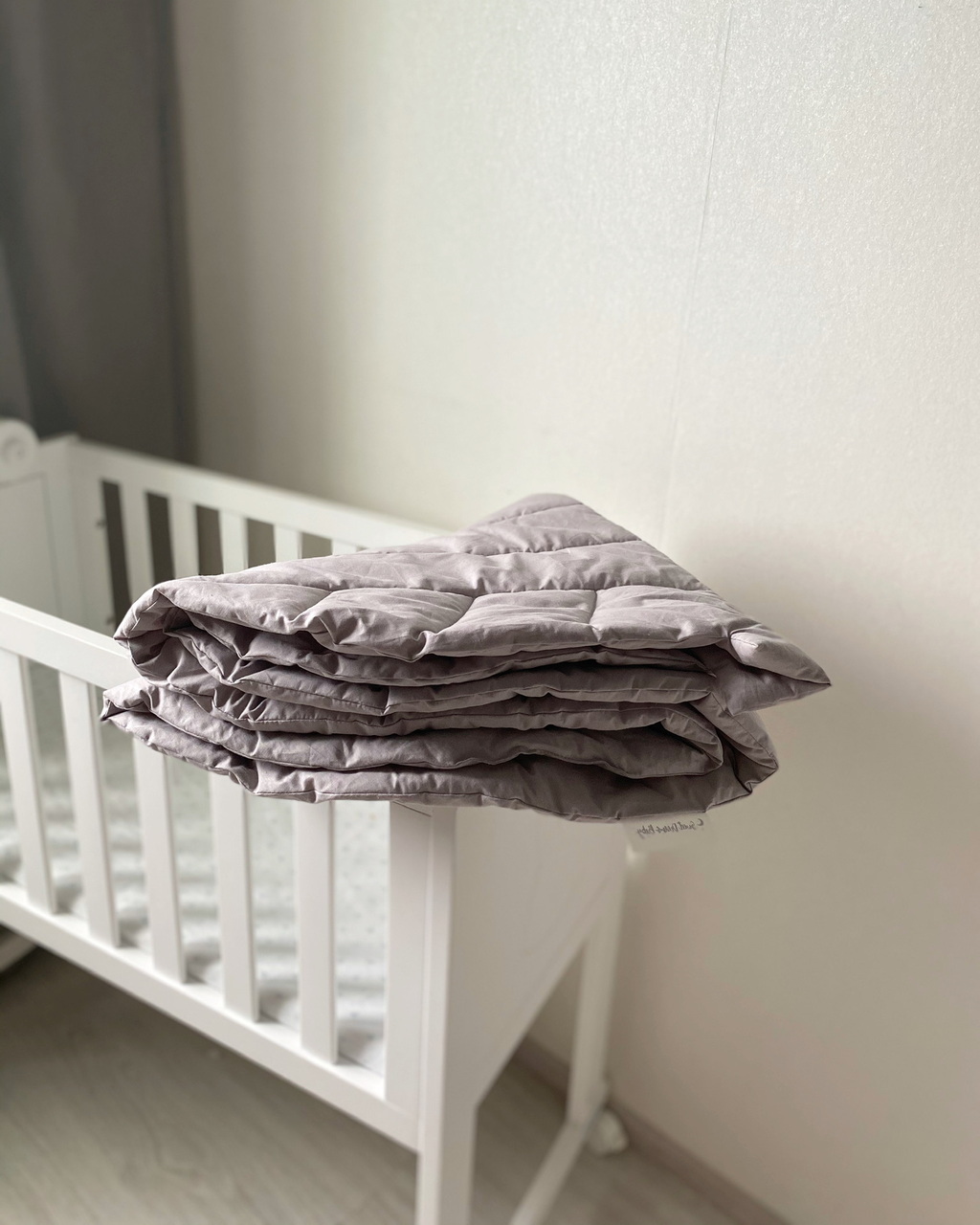 Коврик - одеяло из 100% хлопка в светло - сером цвете.