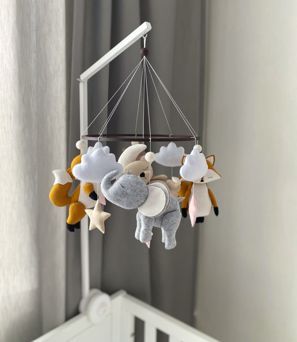 Мобиль с мишкой на луне, олененком, слоником и двумя лисичками ( Цвет основы на Ваш выбор).
