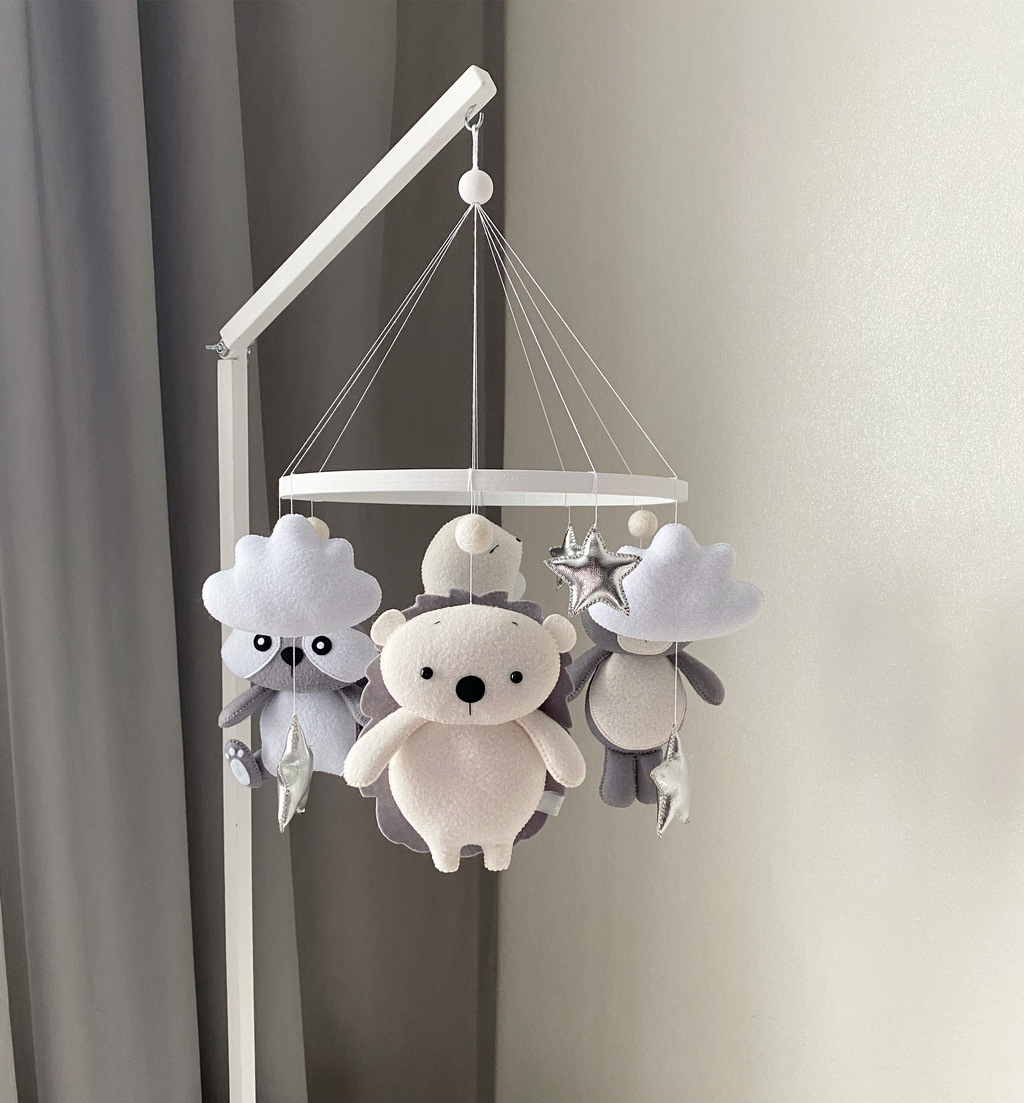 Мобиль с мишкой, енотом, ёжиком и зайкой в бежево - сером цвете.