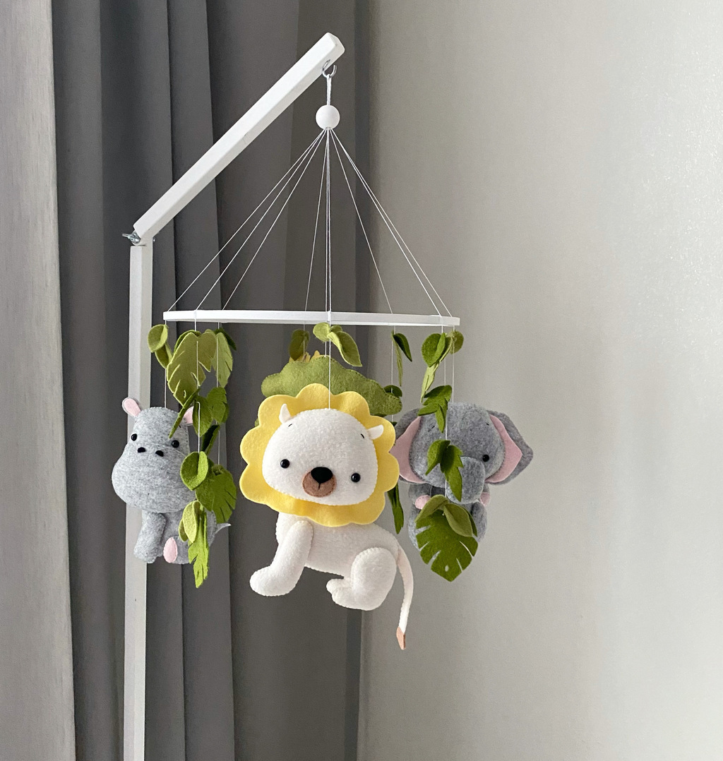 Мобиль сафари с жирафом, слоником, бегемотом и львом.