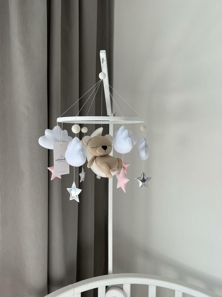 Мобиль «Мишка на Луне» с розовыми звёздами.