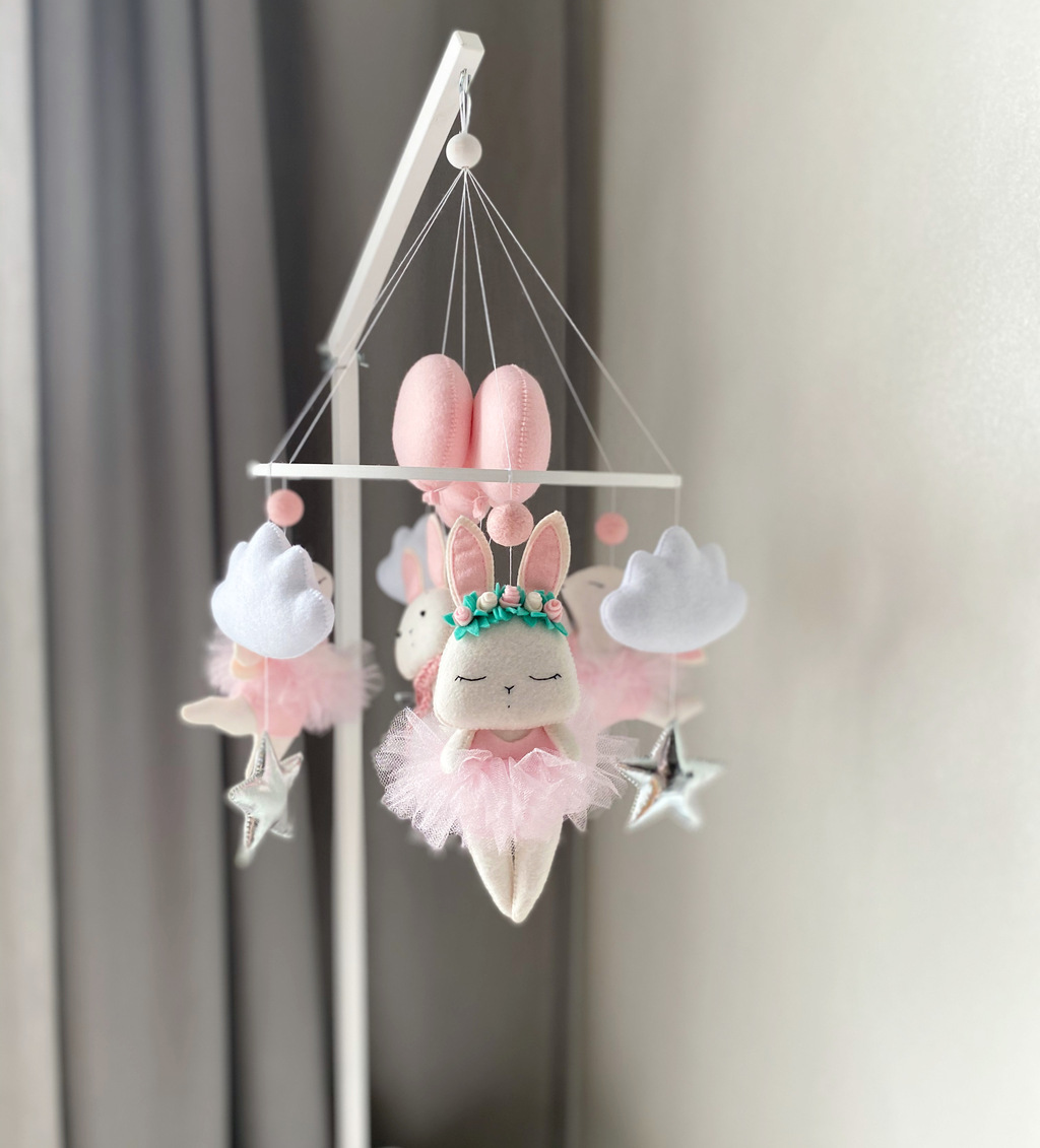 Мобиль «Зайчики» с серебряными звёздами.