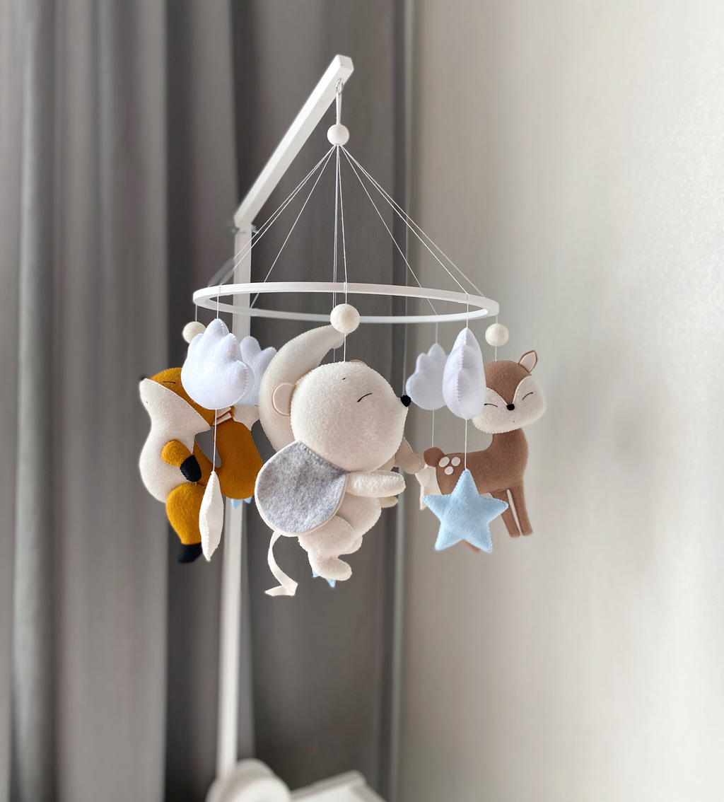 Мобиль с мишкой на луне, оленёнком, мышкой, слоником и лисичкой.