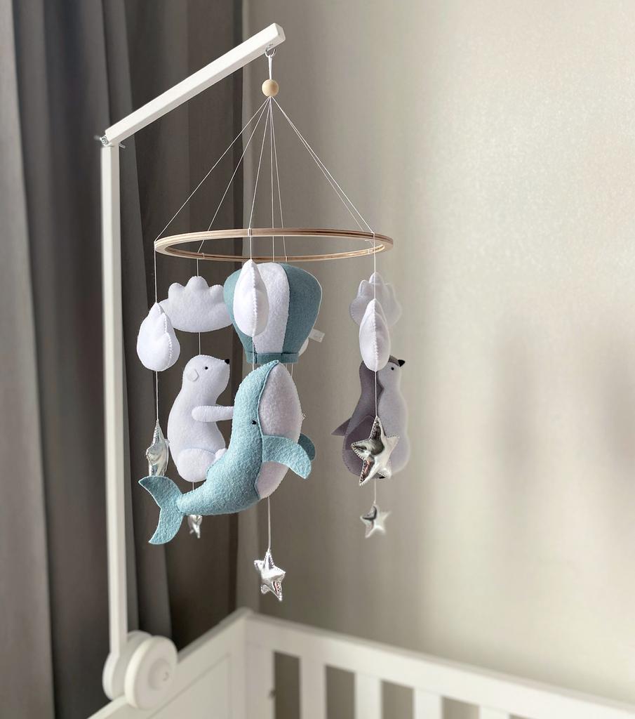 Мобиль с воздушным шаром, китом, белым медведем и пингвином.