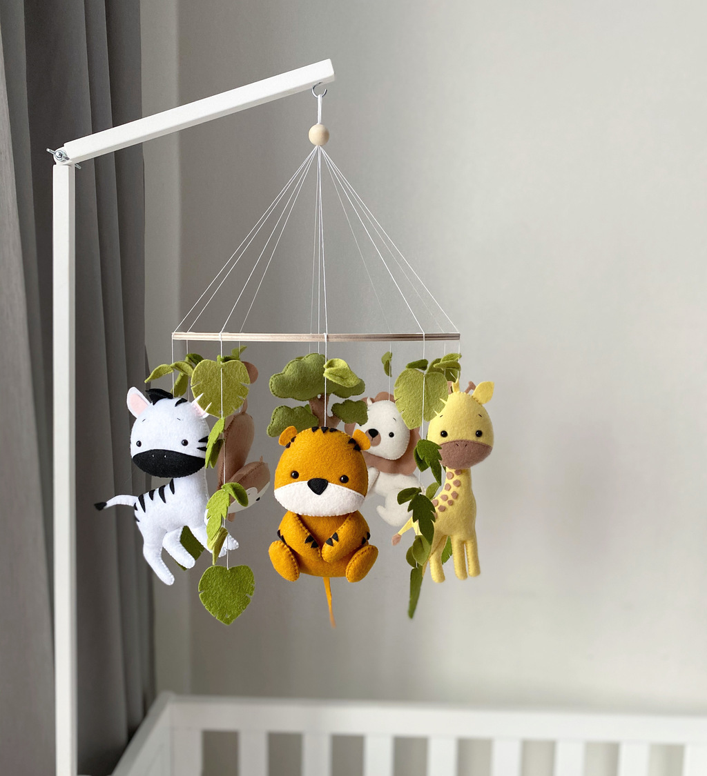 Мобиль сафари с зеброй, жирафом, львом, обезьяной и тигром.