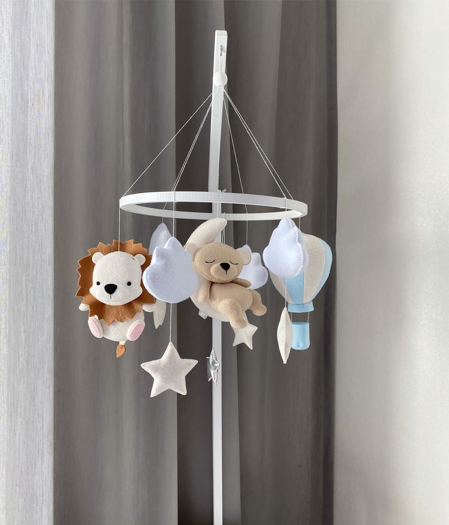 Мобиль с мишкой на луне, воздушным шаром и львом.