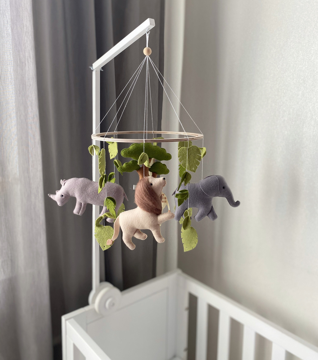Мобиль сафари с жирафом, львом, носорогом и тигром.