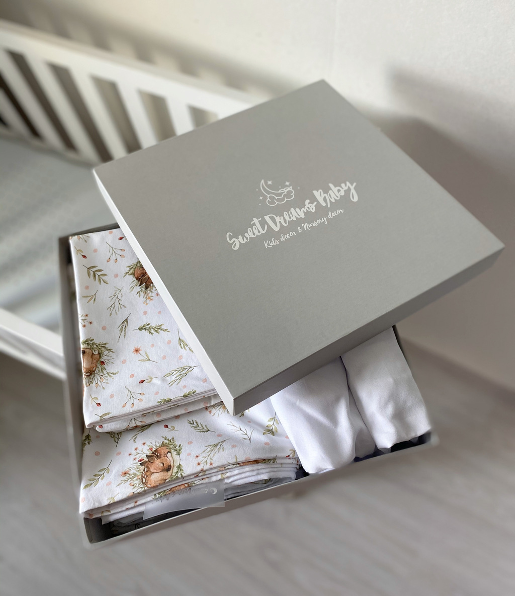 Комплект постельного белья состоящий из двух простыней на резинке, наволочки и пододеяльника (оленята на травке, белый однотон)