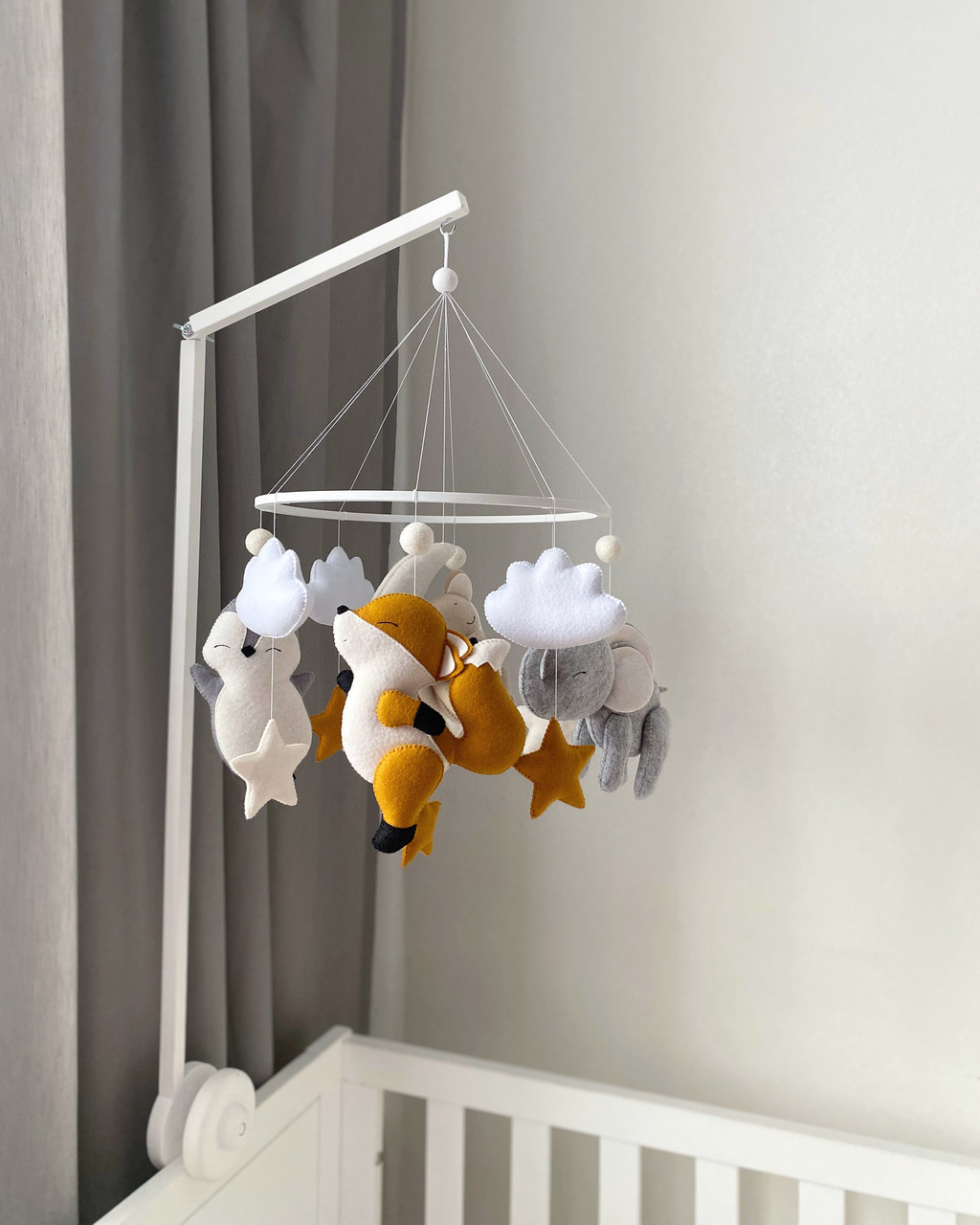 Мобиль с мишкой на луне, пингвином, мышкой, слоником и лисичкой.