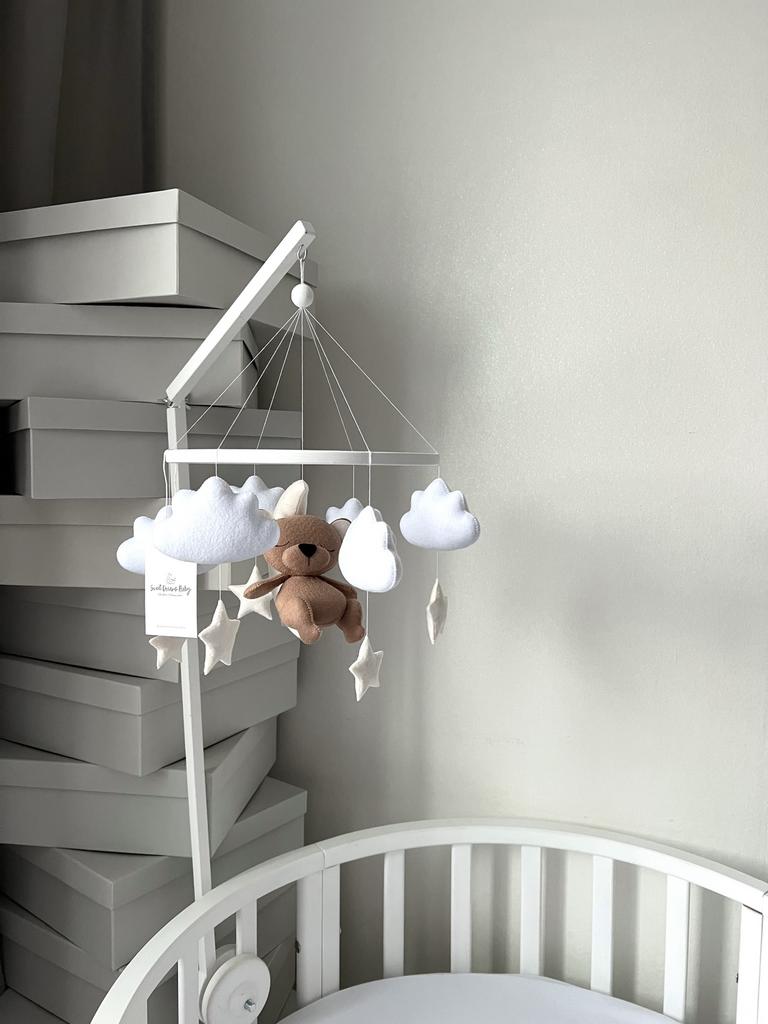Мобиль «Мишка на Луне» в коричневом цвете с молочными звёздами.