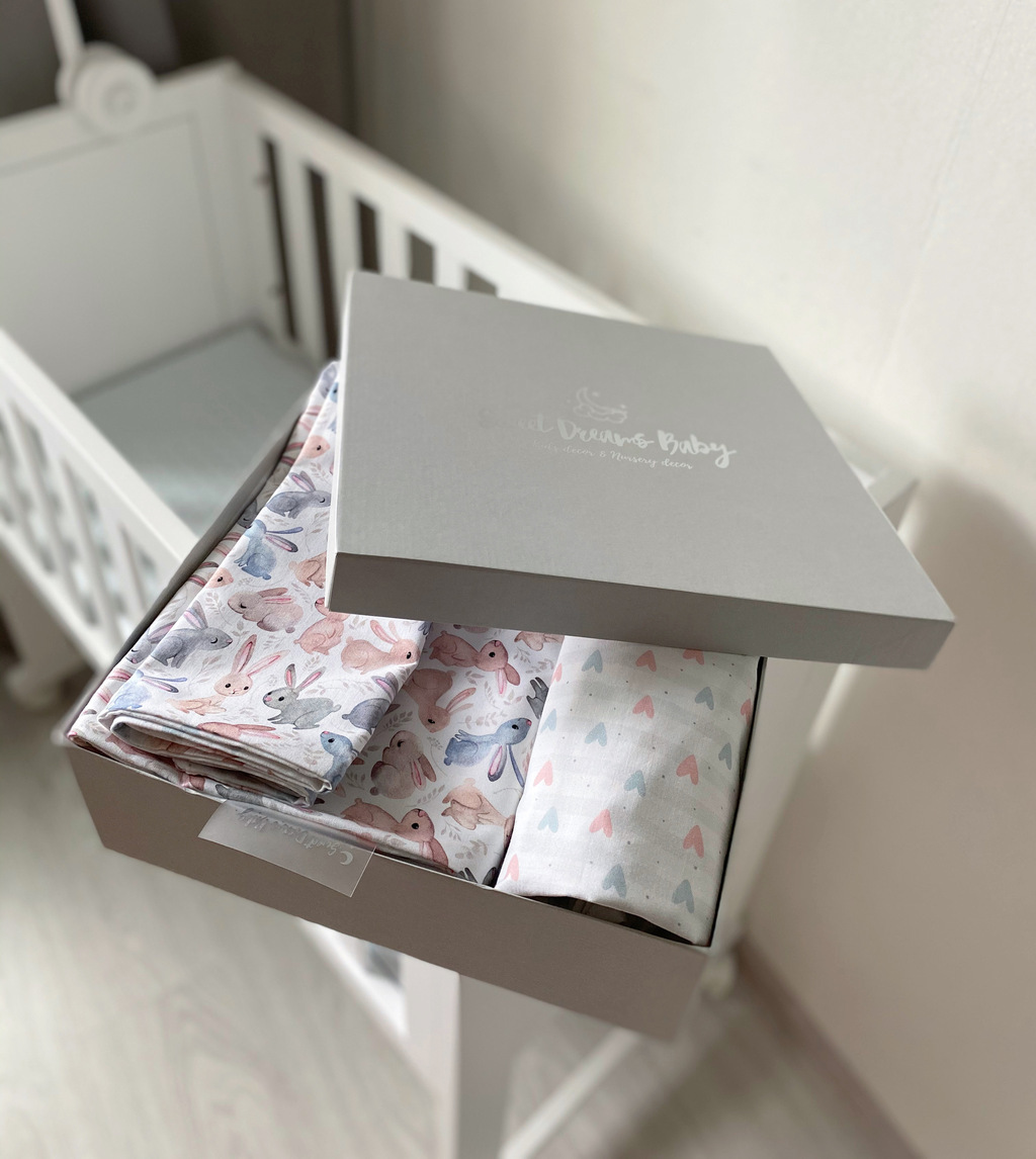 Комплект постельного белья состоящий из одной простыни, наволочки и пододеяльника (зайки на белом, сердечки на белом)