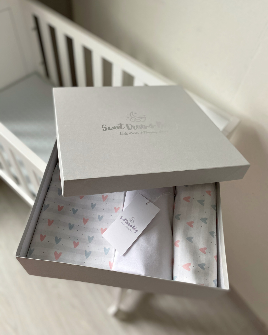 Комплект постельного белья состоящий из двух простыней, наволочки и пододеяльника (белый однотон, сердечки)