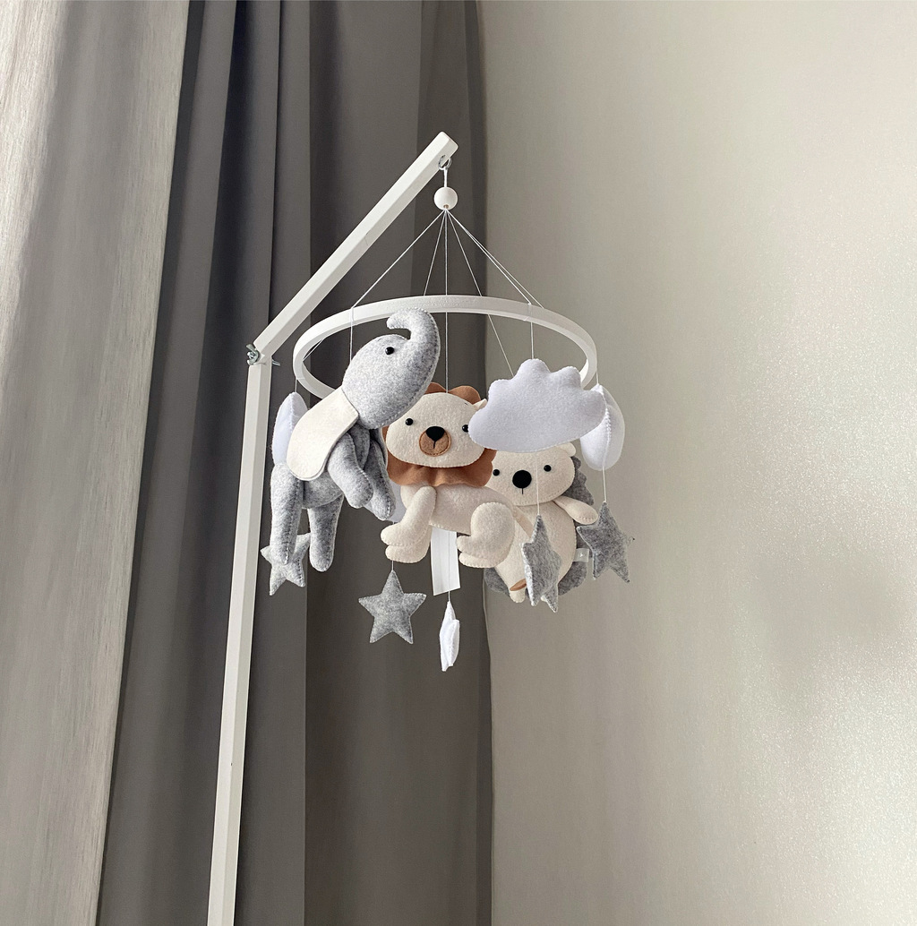 Мобиль с мишкой, енотом, ёжиком и зайкой в бежево - сером цвете.