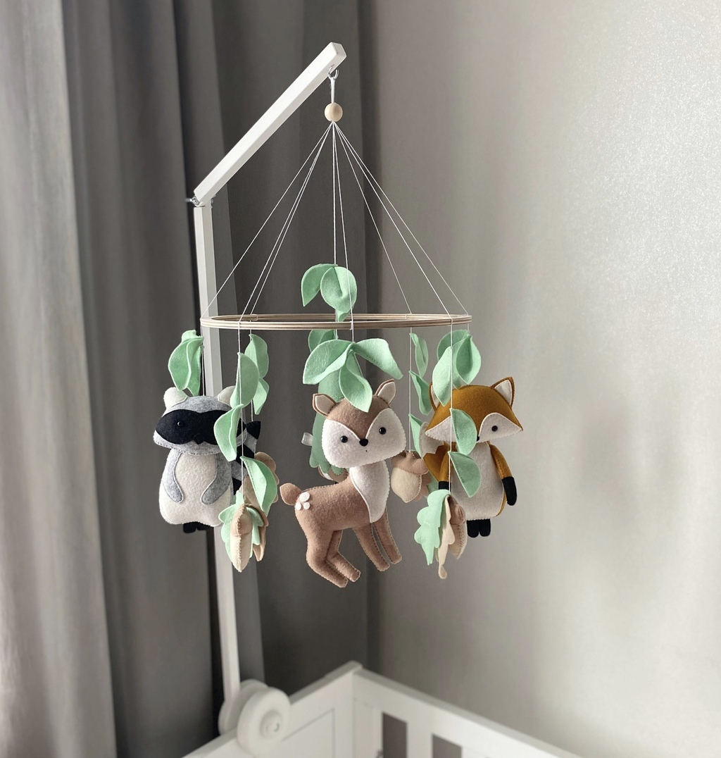Лесной мобиль с лисой, енотом, совой и олененком.