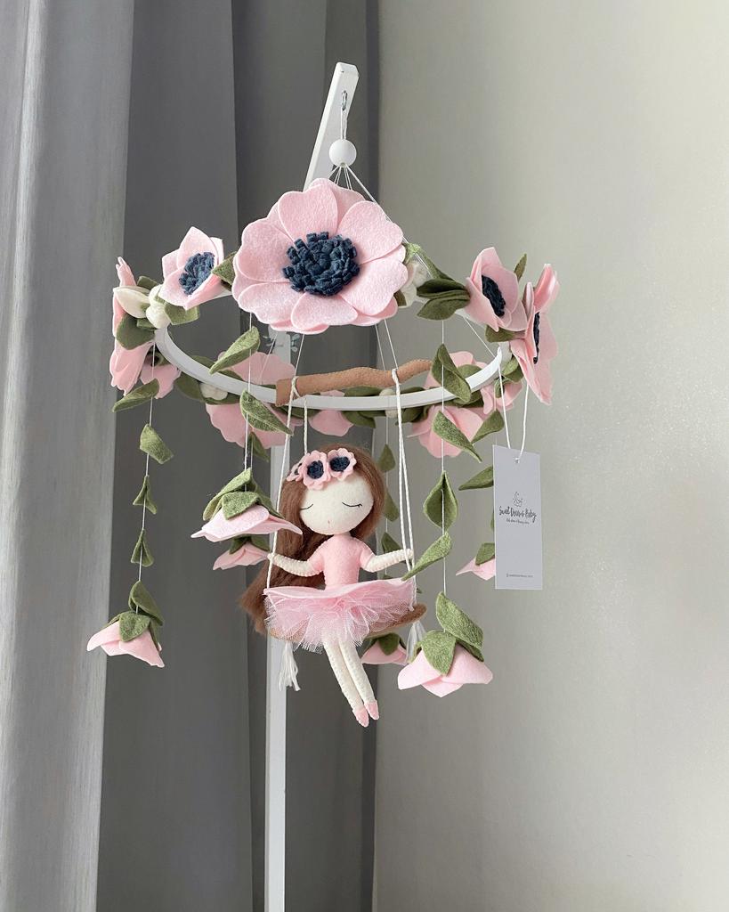 Мобиль «Девочка на качелях»