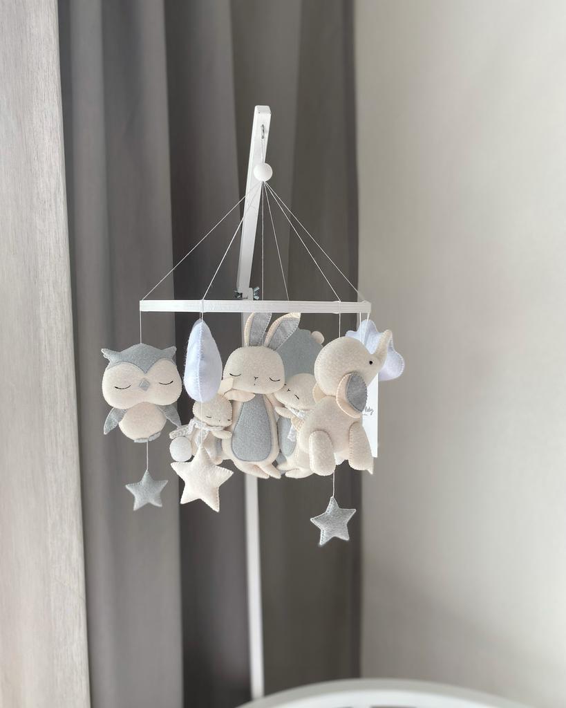 Мобиль с семьей зайчиков, слоником, ёжиком и совенком.