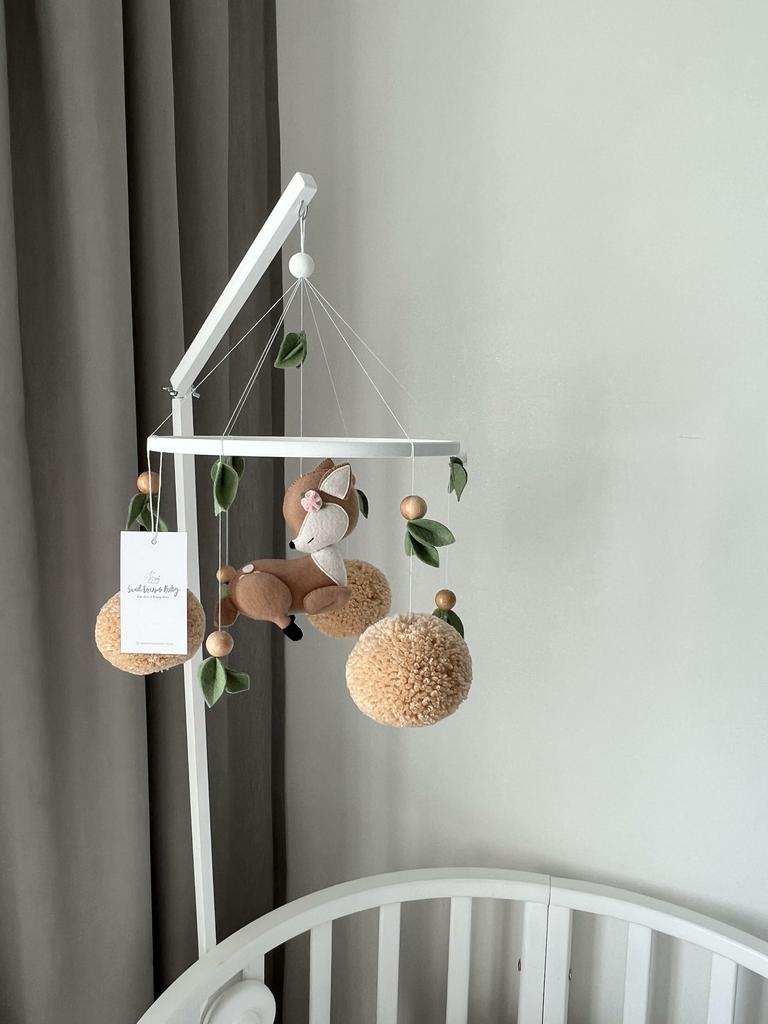 Мобиль с оленёнком и помпонами.