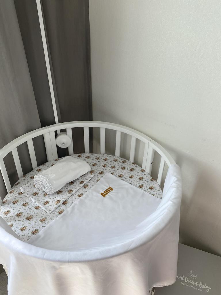 Комплект белья состоявший из 2 простыней на резинке, пододеяльника, наволочки и вышивки имени (оленята на травке, белый однотон)