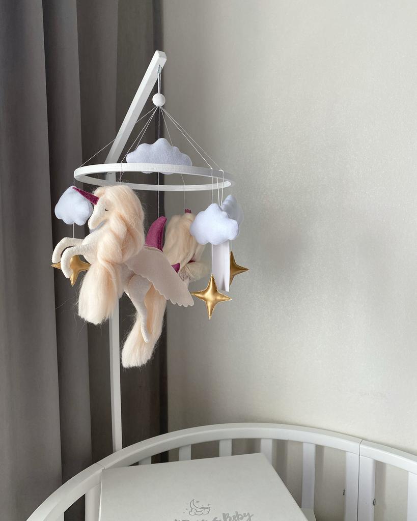 Мобиль с Пегасом, девочкой и луной.