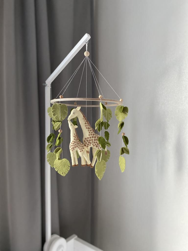 Мобиль с жирафами.