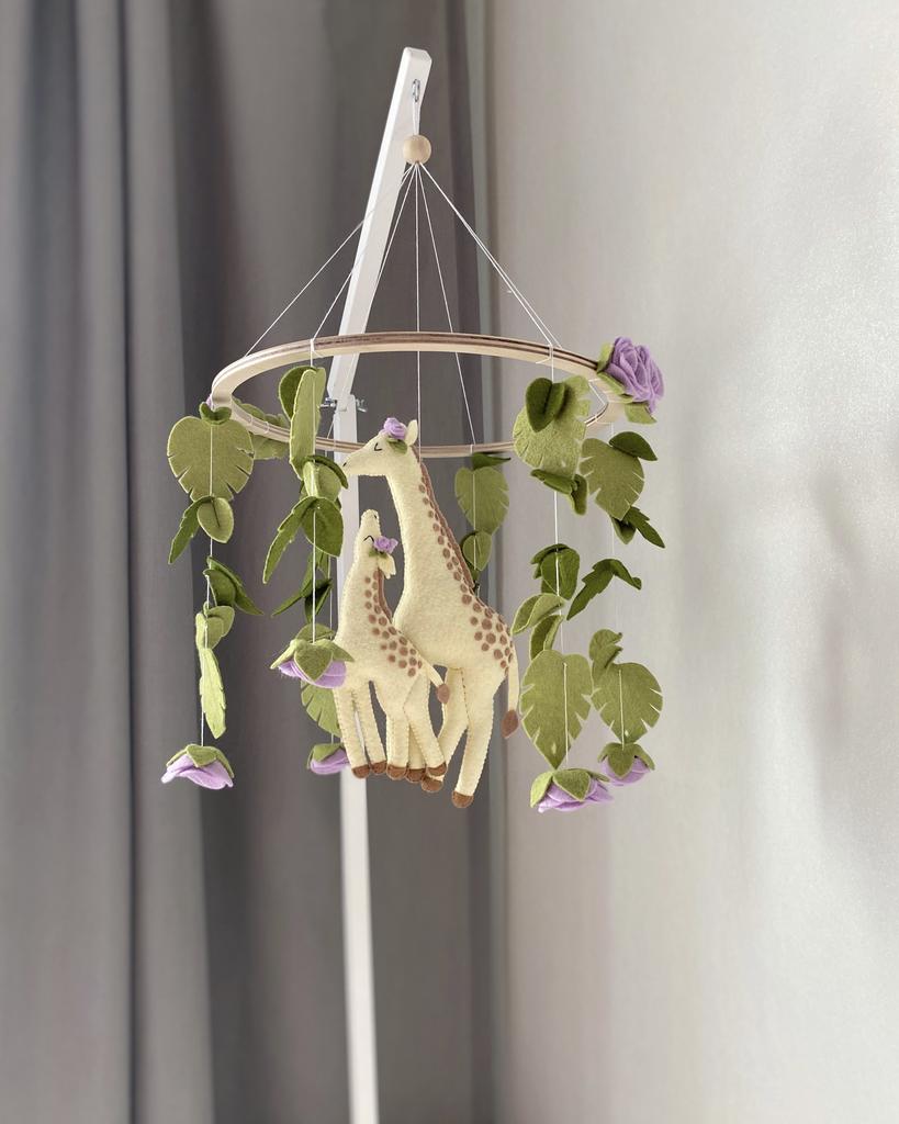 Мобиль с жирафами.