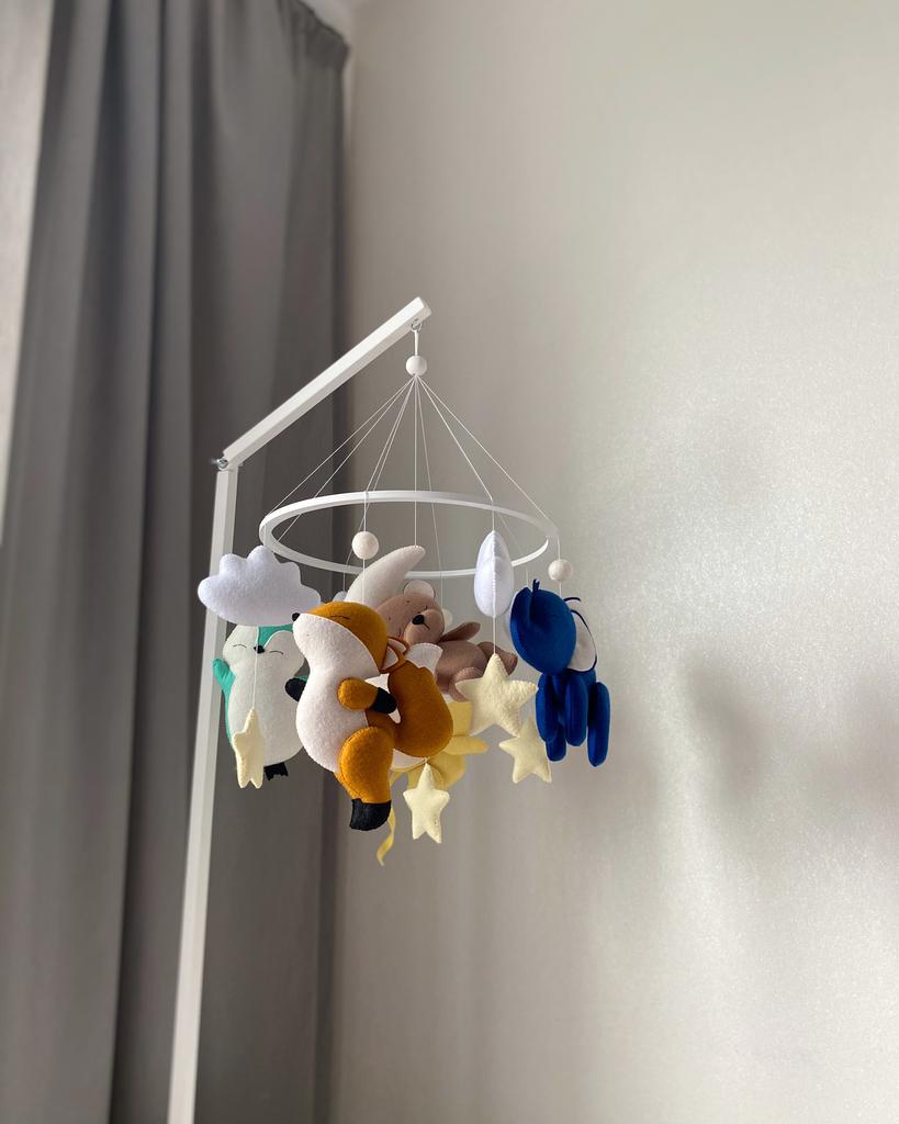 Мобиль с мишкой на луне, пингвином, мышкой, слоником и лисичкой.